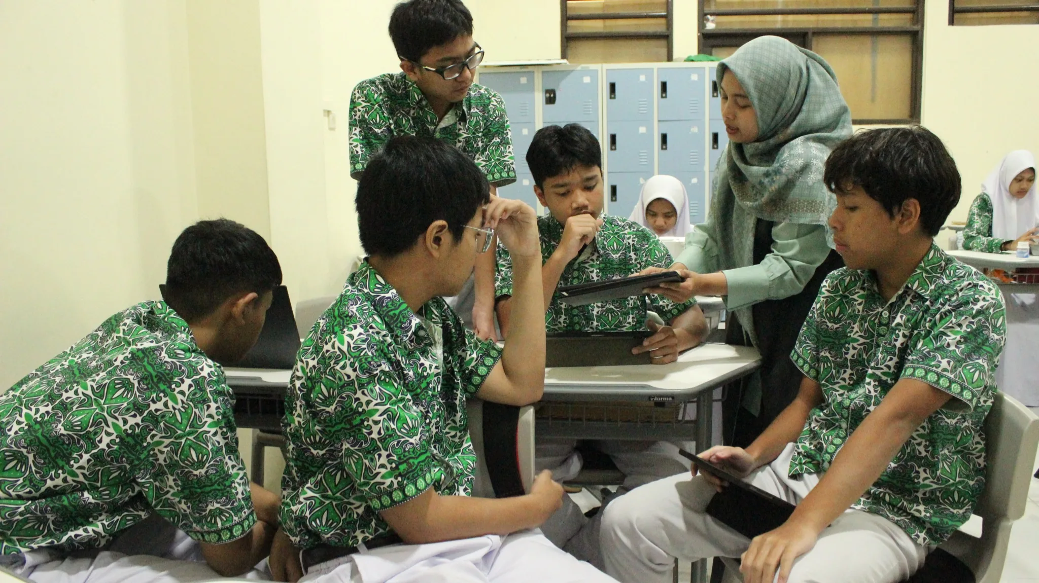 Siswa Al-Azhar belajar dengan guru di kelas