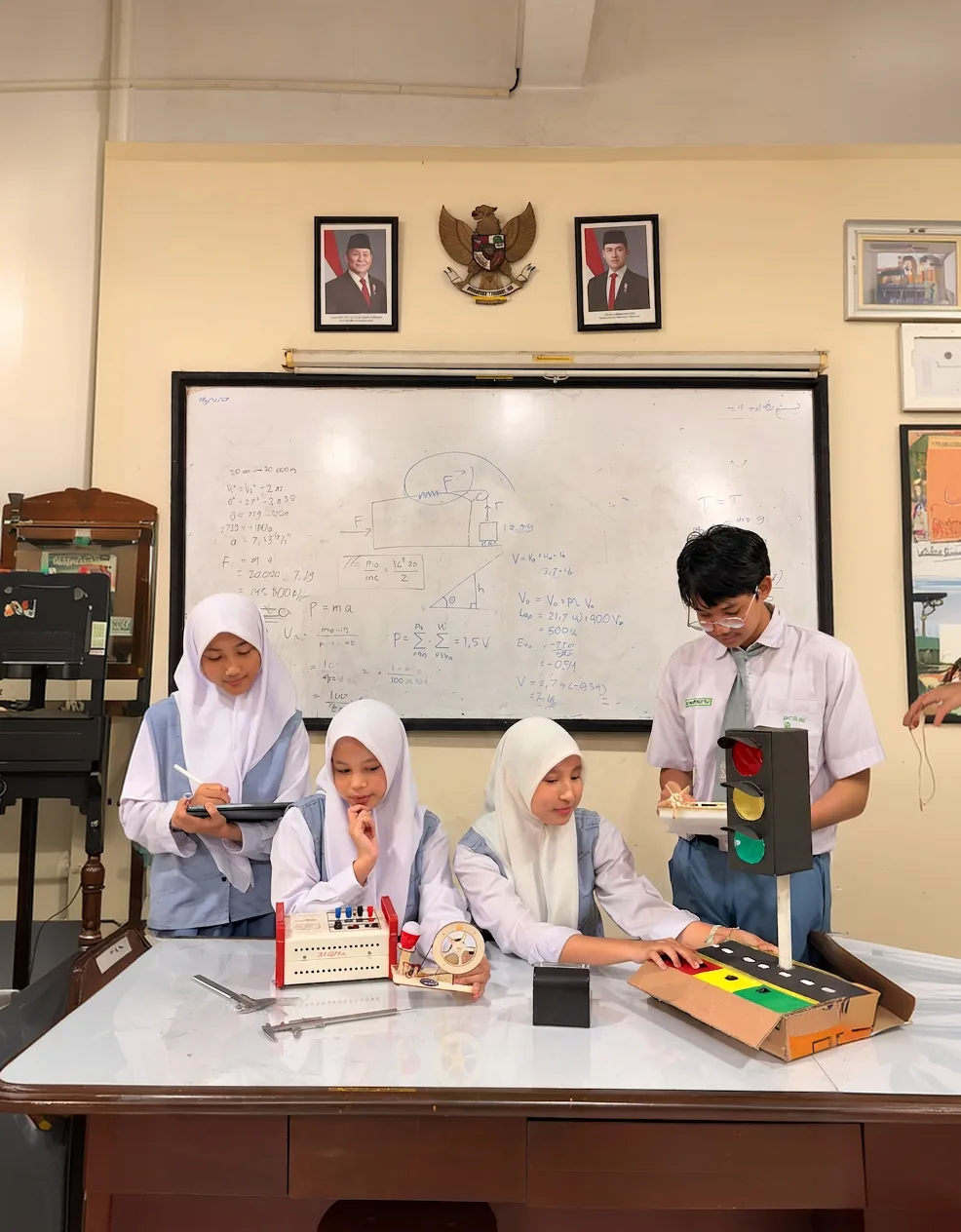 Siswa melakukan pembelajaran berbasis proyek