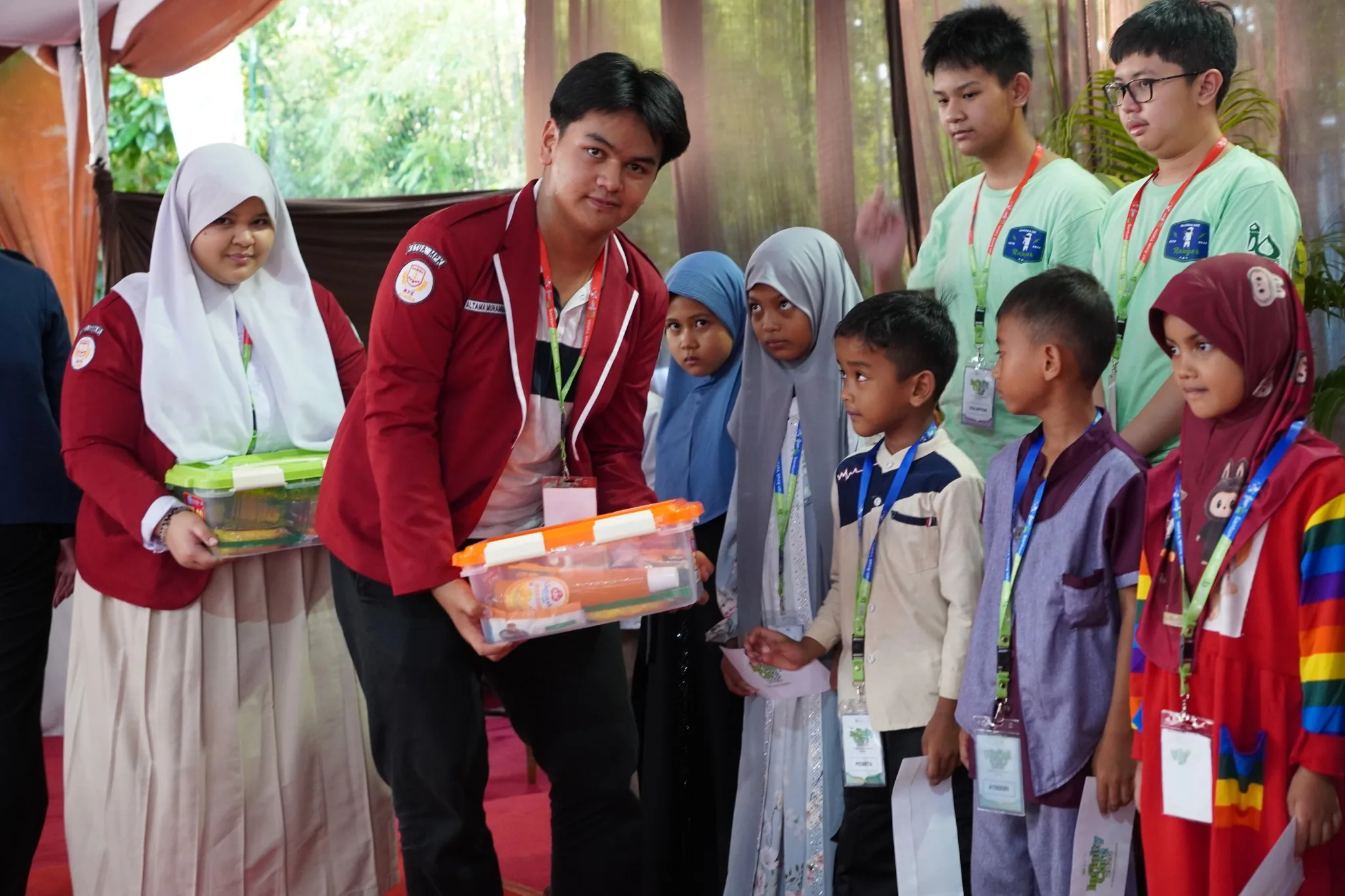Siswa mengikuti kegiatan berbagi bernuansa Islami