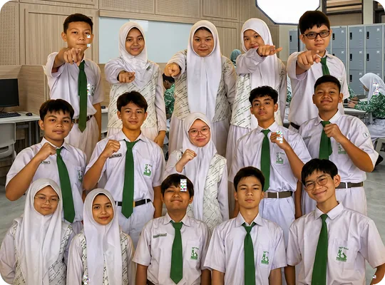 Siswa-siswi Sekolah Menengah Pertama Alazka