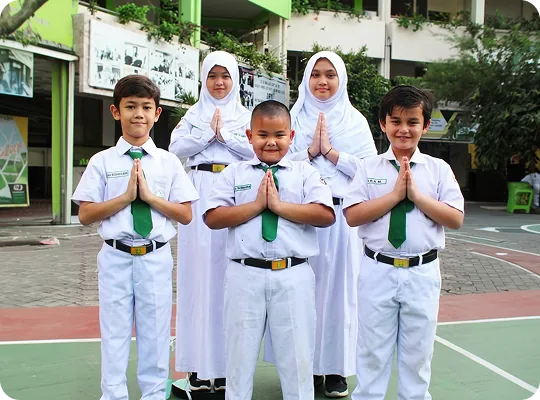 Siswa-siswi Sekolah Dasar Alazka